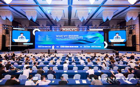 多方共探“前瞻科技与融合创新”科技革命9月28日下午，2025世界新能源汽车大会“前瞻科技与融合创新”主论坛在海南海口隆重召开。本次论坛围绕未来智慧出行新生态与新愿景，共同探讨汽车前瞻科技与融合创新的发展方向和开放合作共建生态的新模式、新路径。