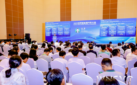 新能源汽车城市发展论坛举行9月28日，2025世界新能源汽车大会专题论坛：新能源汽车城市发展论坛在海口举行。论坛邀请了各国有关政策制定者、产业规划者、城市代表、高校研究机构专家、企业家等，围绕“新能源汽车与零碳城市”核心议题，开展多维度、深层次的交流研讨，汇聚成具有前瞻性与实操性的行业共识。