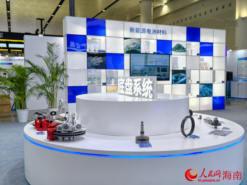 2025世界新能源汽车大会技术展览上展示的最新研究成果。人民网 符泽民摄