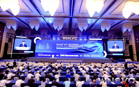 海南自贸港与全球汽车产业发展机遇主论坛举办9月29日，2025世界新能源汽车大会海南自由贸易港与全球汽车产业发展机遇主论坛在海口举办。中国科学技术协会主席、世界新能源汽车大会主席万钢出席并发布《2025世界新能源汽车大会共识》，海南省委书记冯飞出席大会，海南省委副书记、省长刘小明，商务部自贸区港司司长孟华婷致辞。