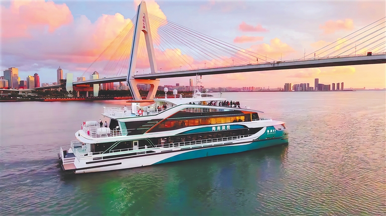 在海口灣海域行駛的海旅游船。海南旅投供圖
