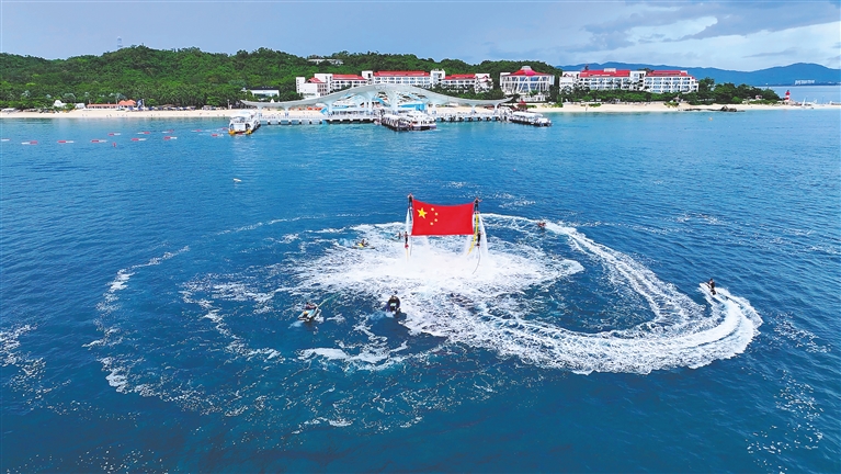 9月30日，三亞蜈支洲島旅游區員工在海上展示巨幅國旗。海南日報全媒體記者 王程龍 通訊員 陳宏 攝