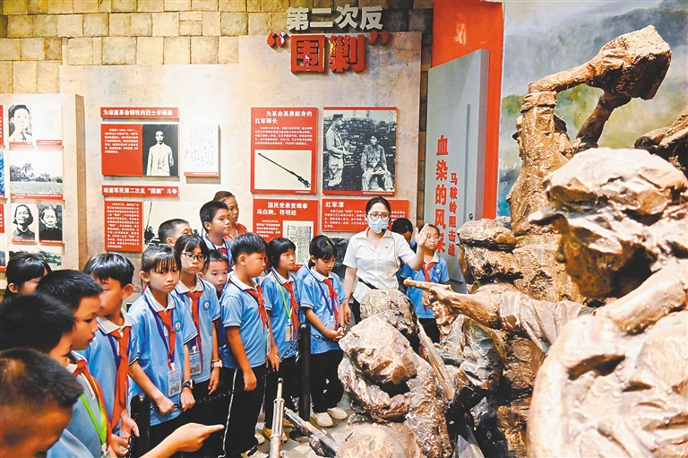 瓊海市學生在紅色娘子軍紀念園開展研學之旅。海南日報全媒體記者 林博新 攝