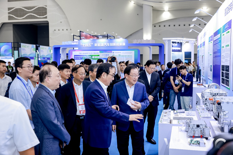 2025世界新能源汽车大会期间,与会嘉宾参观新能源汽车创新成果展。主办方供图