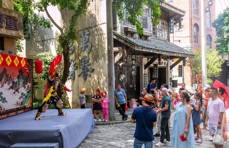 老街裡的演出。海口旅文局供圖