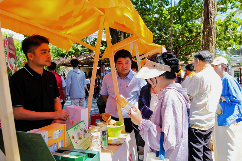 游客選購番陽特產。主辦方供圖