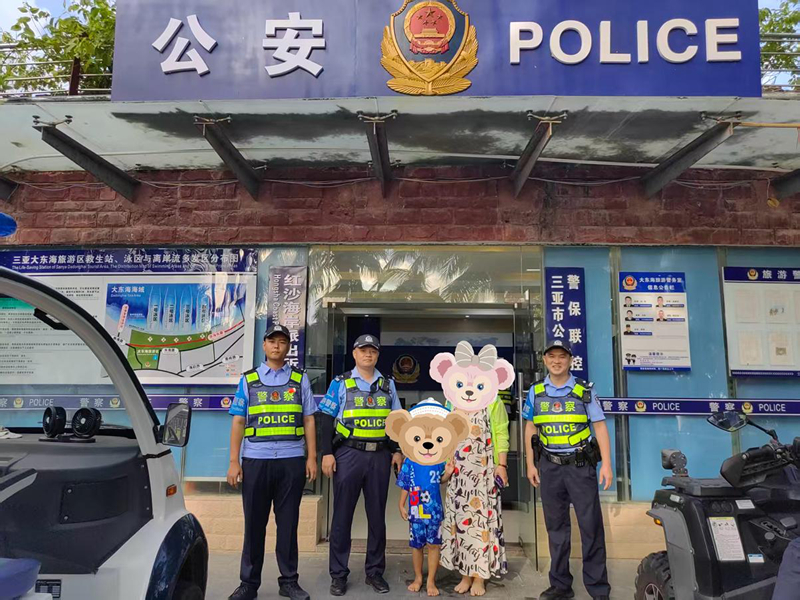 民警和義警幫助游客找回走失的孩子。馮謀瑞攝