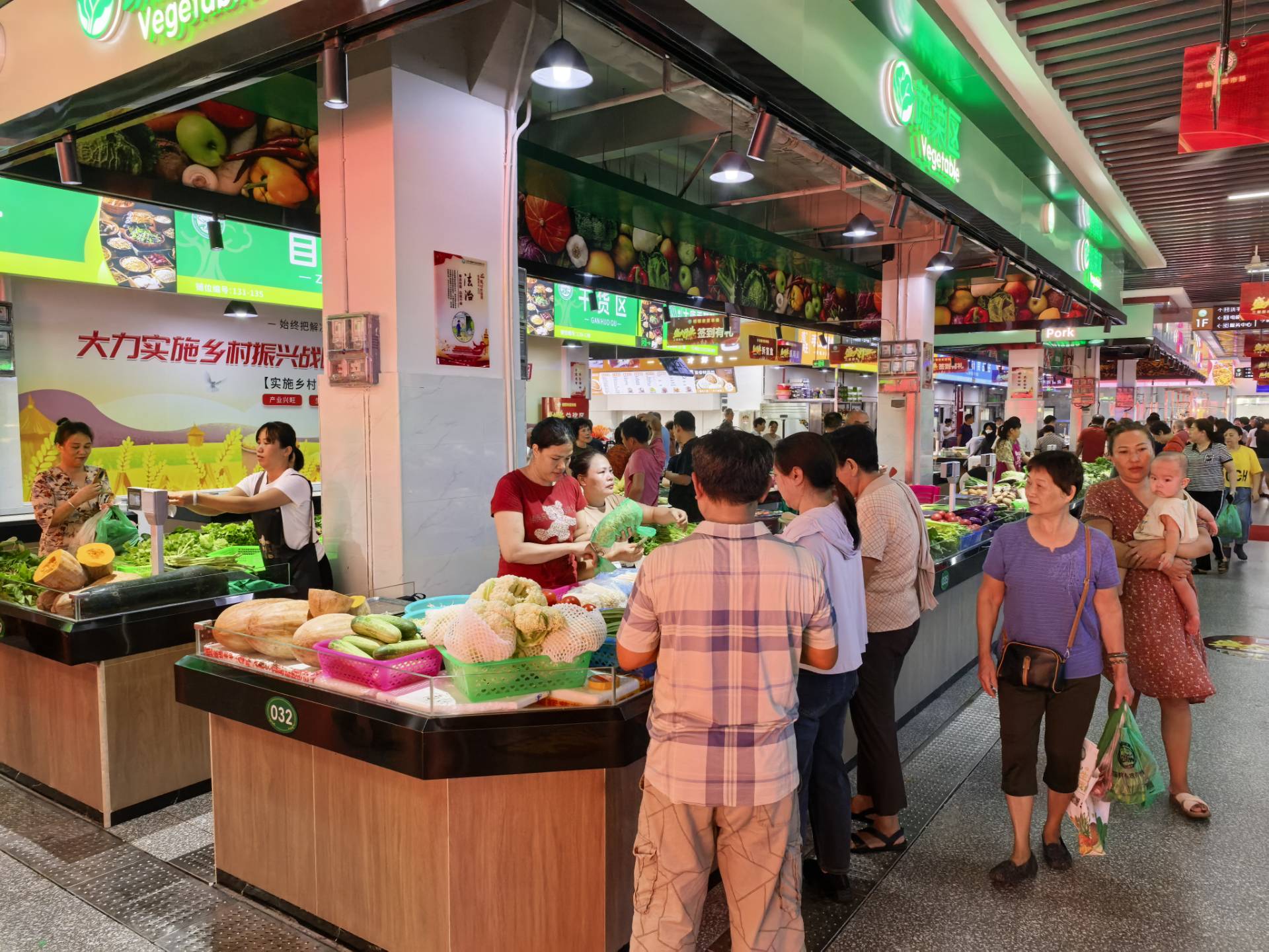 市民正在选购新鲜蔬菜。三亚榕根农贸市场供图