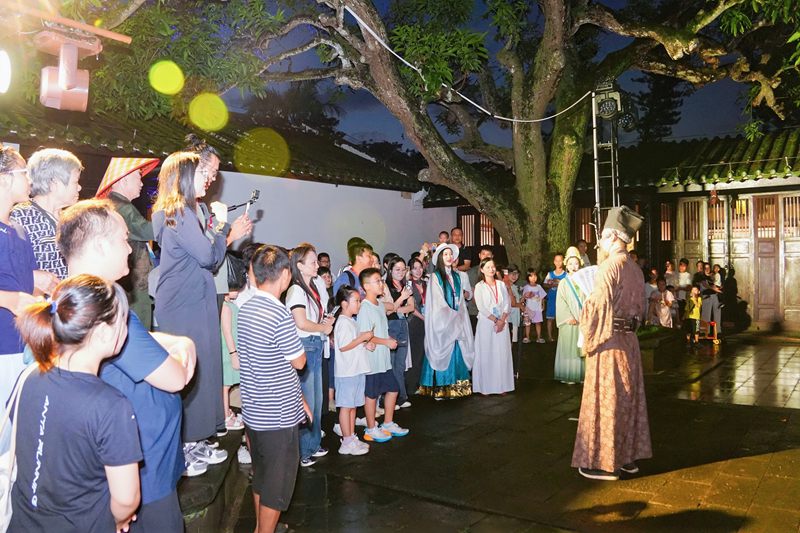 网络博主在东坡书院观看沉浸式演出。主办方供图