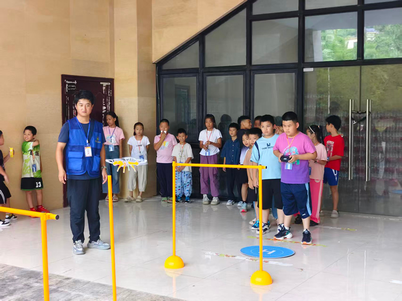 青少年学习无人机操作技能。五指山科协供图