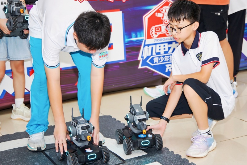 比赛现场，选手们激烈比拼。