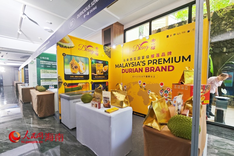 2、现场,来自马来西亚的众多榴莲品牌商参展。 人民网 枉源摄