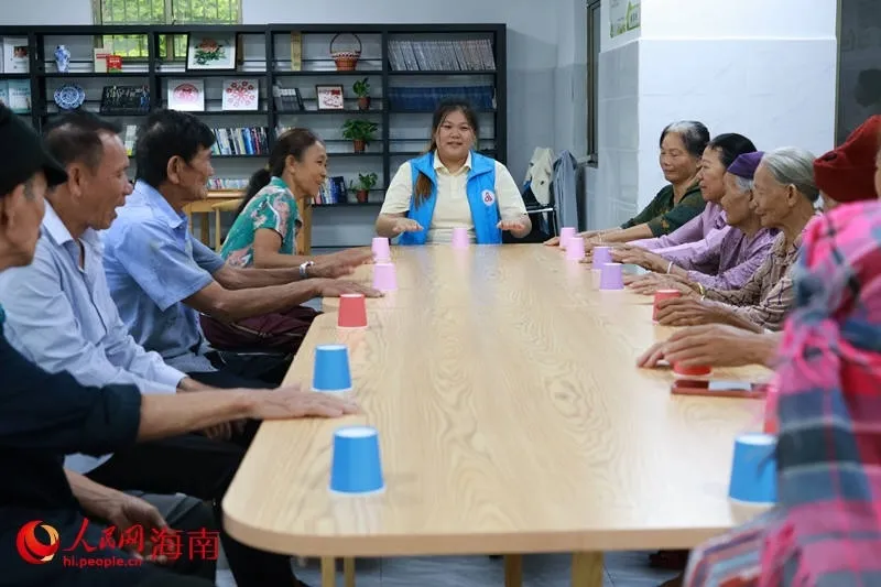 在馬腳村日間照料中心,工作人員正帶領老人做游戲。實習生 王忠華攝