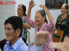 在日间照料中心，老人做游戏