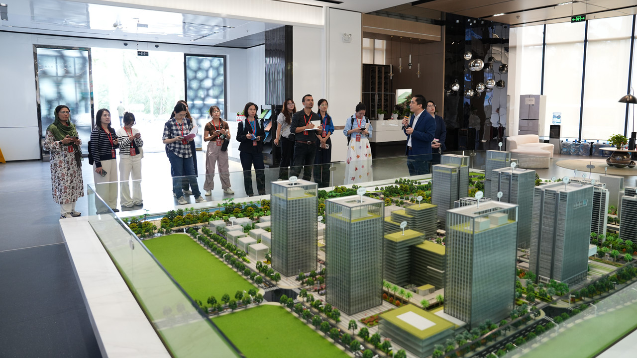 採訪團隊走進海口復興城互聯網信息產業園進行深入採訪