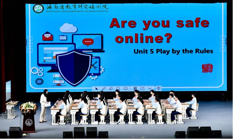 海南省教育研究培訓院初中英語教研員吳聰燕現場授課。蘇靖雯攝