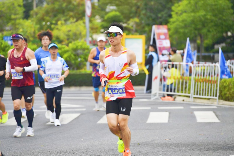 2、比賽中,選手們沿途感受著來自東方這座城市的熱情與活力。主辦方供圖