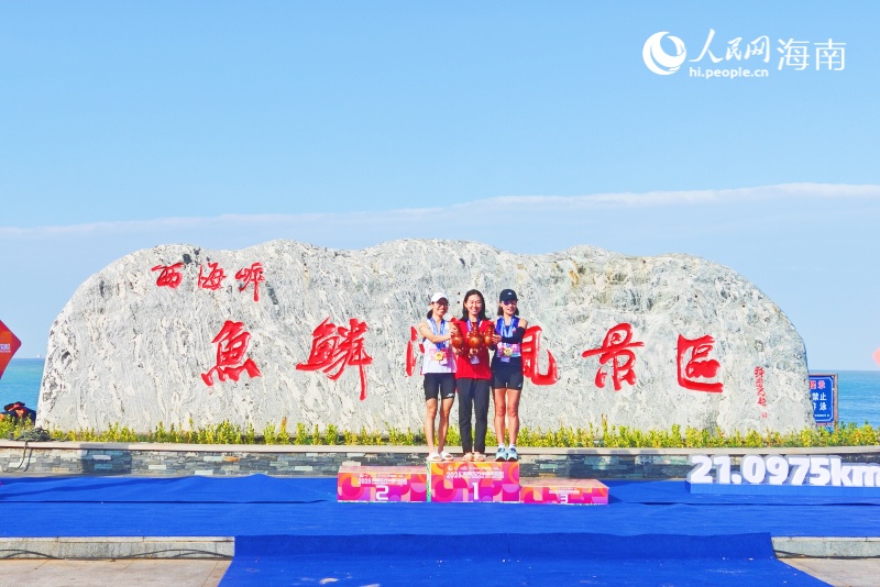 4、本屆賽事冠、亞、季軍獎杯為獨具東方特色的黃花梨打造,女子組前三名合影留念。人民網記者 枉源攝