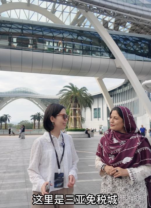 採訪地點cdf三亞國際免稅城查看詳情迎封關，三亞免稅消費“加速跑”海南自貿港封關運作臨近，三亞海棠灣的cdf三亞國際免稅城客流持續攀升。多語種導視、國際支付等服務不斷完善，這座以免稅商業為核心的國家4A級旅游景區正成為我國高水平對外開放的窗口。