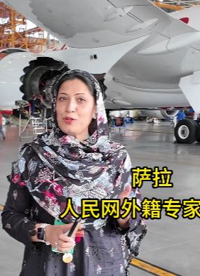 採訪地點海南自貿港一站式飛機維修產業基地查看詳情海南擦亮飛機維修“國際名片”在海南自貿港一站式飛機維修產業基地的機庫內，來自卡塔爾、柬埔寨、西班牙等多家境外航空公司的飛機整齊停靠，技術人員正在有序進行檢修作業。這片熱土正成為全球航空維修市場的新興選擇。