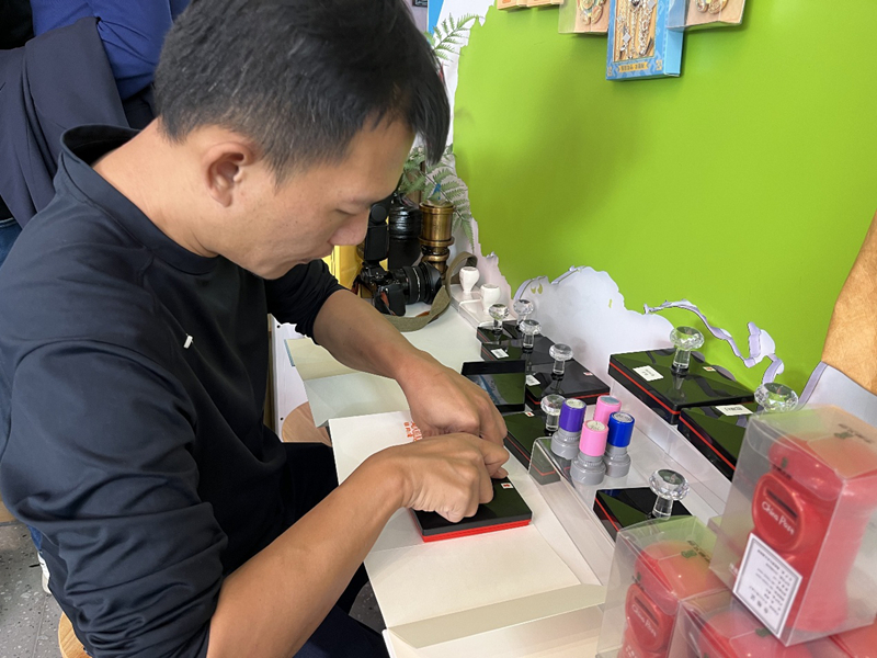 工作人员为邮品加盖邮戳。杨柳摄