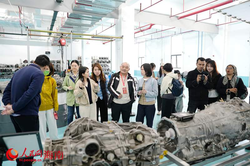 人民网多语种记者走进中车国际车辆产业（海南）有限公司的车间。人民网记者 符武平摄