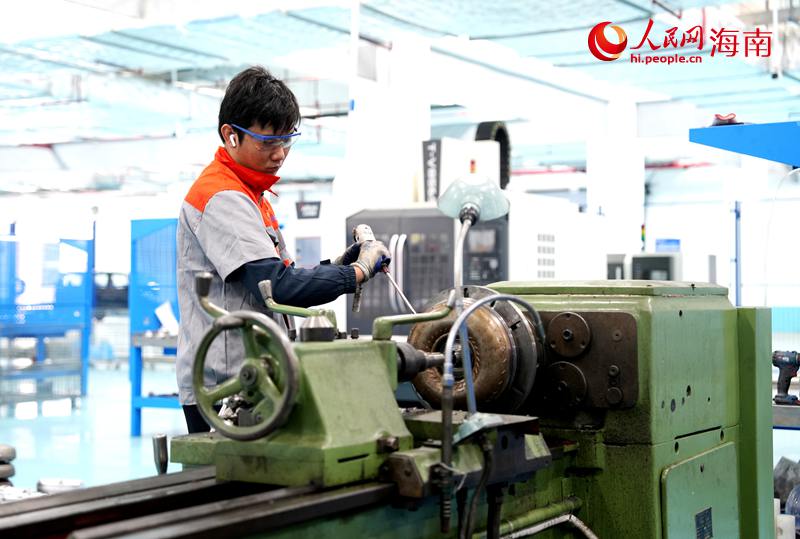 2025年上半年该公司承接了来自马来西亚的900多台乘用汽车变速箱维修订单。人民网记者 符武平摄