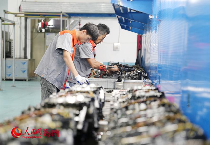 工人正在维修零部件。人民网记者 符武平摄