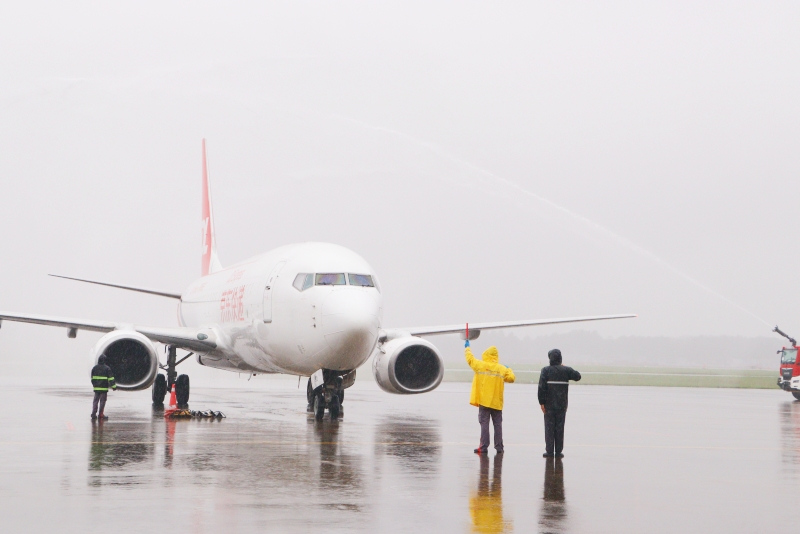 博鰲機場首條全貨機航線開通