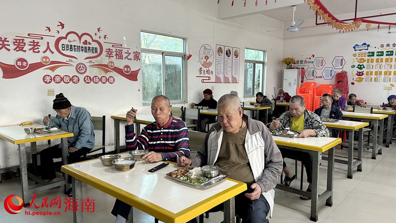 老人在食堂用餐。人民網記者 符武平攝