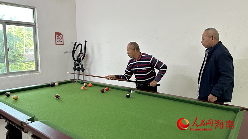 老人在活動養老院活動室裡打桌球。人民網記者 符武平攝