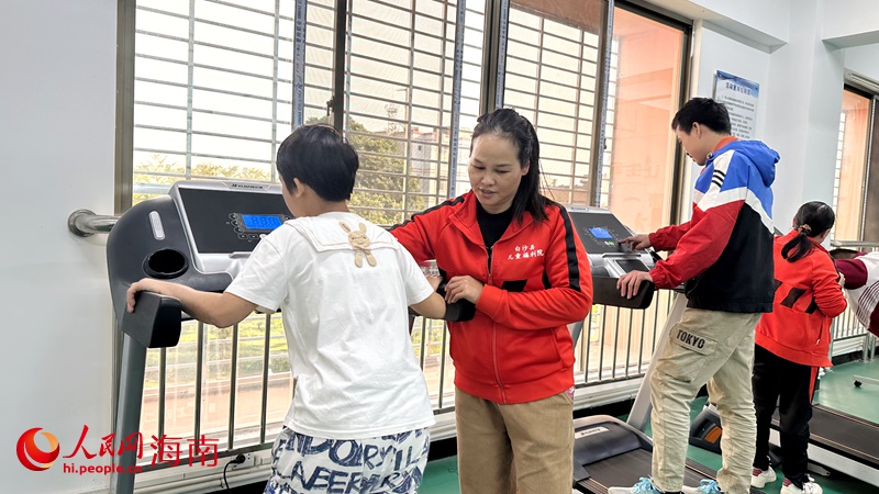 兒童福利院工作人員陪伴孩子們鍛煉。人民網記者 符武平攝