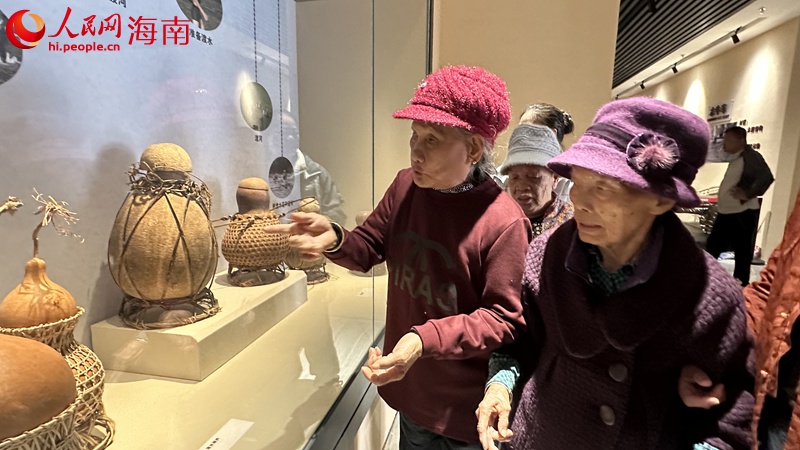 老年人參觀博物館。人民網記者 符武平攝