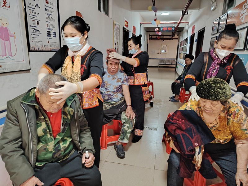 黎族醫藥協會給老人做公益康養服務。白沙黎族自治縣農村中心養老院供圖