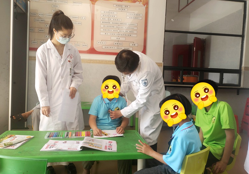 醫生給兒童做身體檢查。兒童福利院供圖（圖片已進行隱私處理）