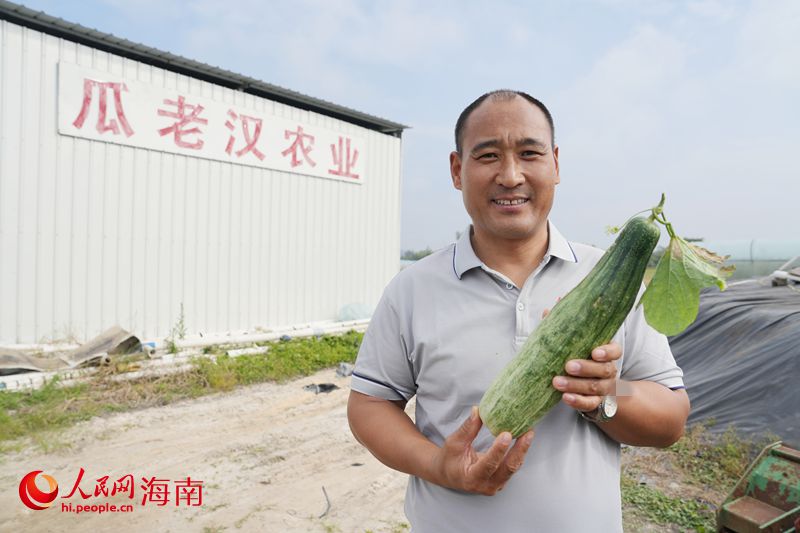 海南瓜老漢農業科技有限公司總經理韓國富介紹他的拳頭產品。人民網記者 符武平攝