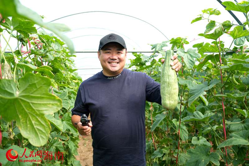 文旅博主“崔晨曦愛瞎玩”在瓜地現場吃瓜。人民網記者 符武平攝