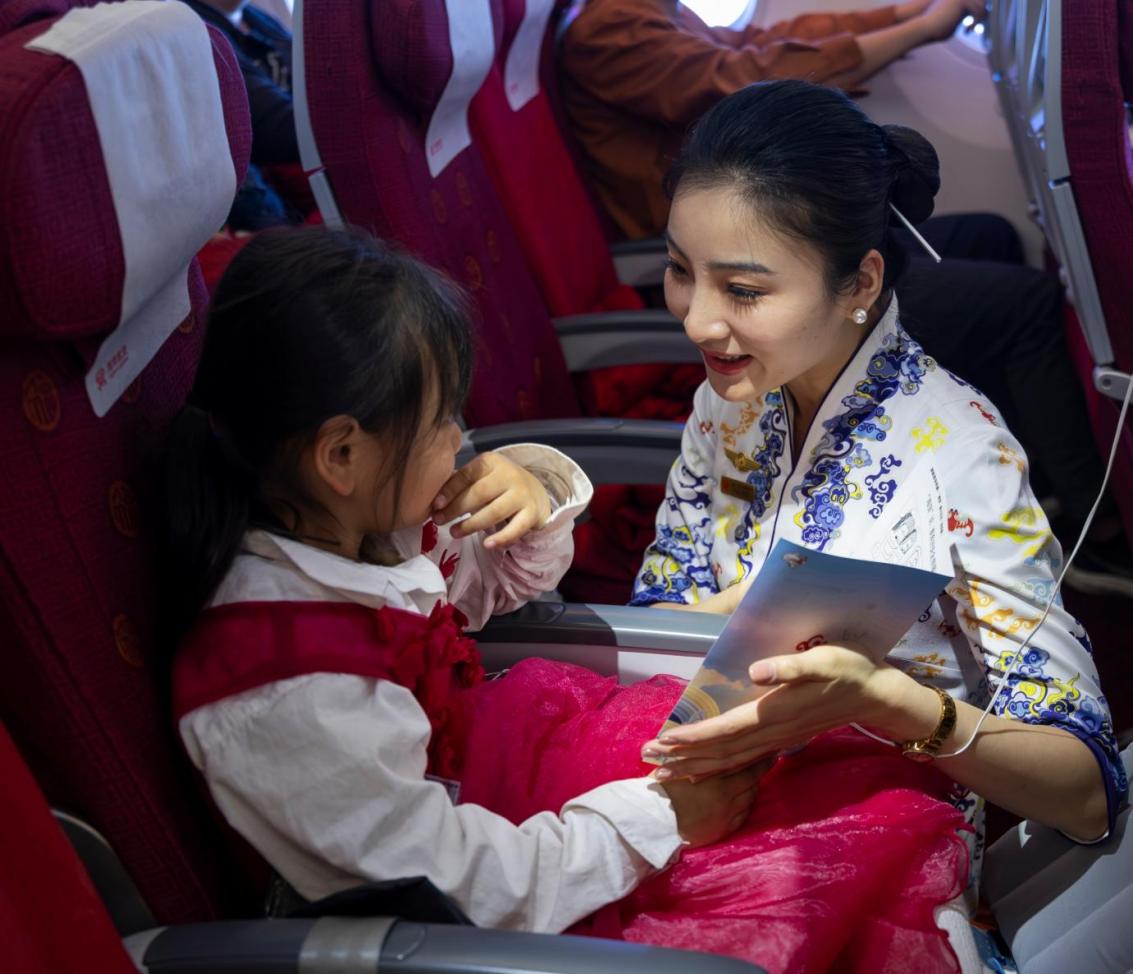 【17】【航空股份】海南航空乘務員向小旅客介紹民航知識科普繪本