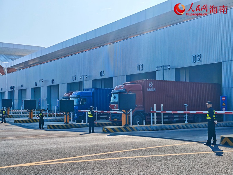 在海口新海港和南港“二线口岸”(货运)集中查验场,货车通过闸口。人民网记者 牛良玉摄