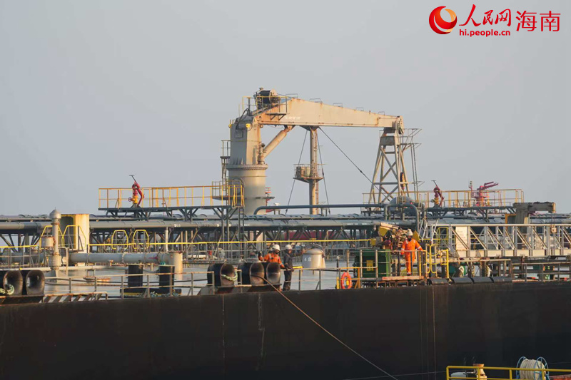 第一批通关“零关税”石化原辅料在今天如期抵达洋浦，这批“零关税”石化原辅料进口量17.9万吨，货值近4亿元，企业可实现零关税进口，可节省约千万元。人民网记者 孟凡盛摄