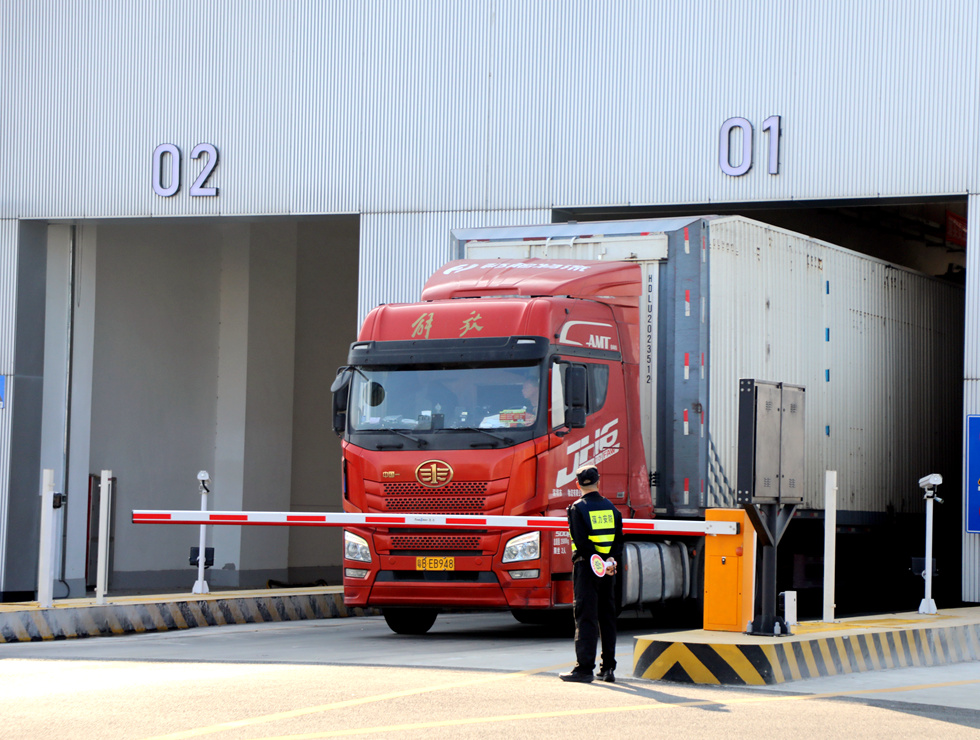 第一批滚装货车顺利通过海口新海港和南港"二线口岸"(货运)集中查验场海关监管通道。人民网记者牛良玉摄