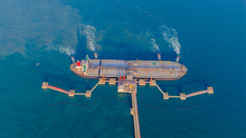 12月18日,第一批通关“零关税”石化原辅料在今天如期抵达洋浦国投油储码头。邓晓龙摄