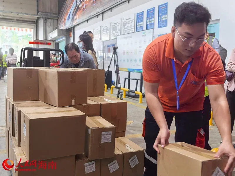 12月18日，加綠巧食品制造業（海南）有限責任公司首批享受“加工增值30%貨物內銷免關稅”政策的巧克力產品順利進入內地市場。人民網記者 席秀琴攝