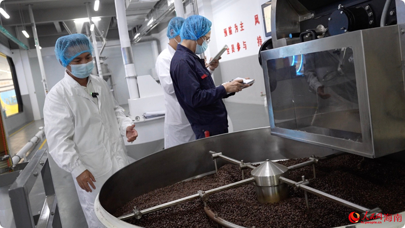 正大集團工作人員利用自動化設備烘焙咖啡豆。人民網記者 蘇纓翔攝