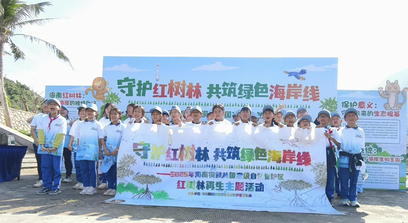 龙楼中心小学的同学们共绘绿色生态长卷。周兴翠摄