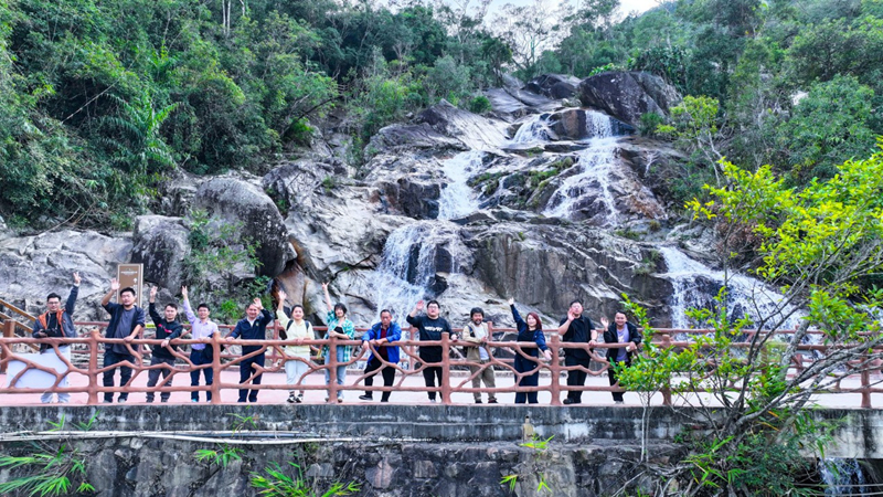 採風團打卡霸王嶺。海南省旅文廳供圖