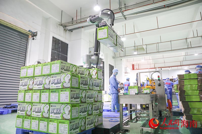 打包裝箱好的產品由自動化機械臂轉移至托盤。人民網記者 牛良玉攝.jpg