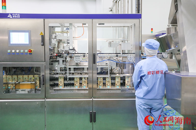 工人正在觀察設備運行狀態。人民網記者 牛良玉攝.jpg