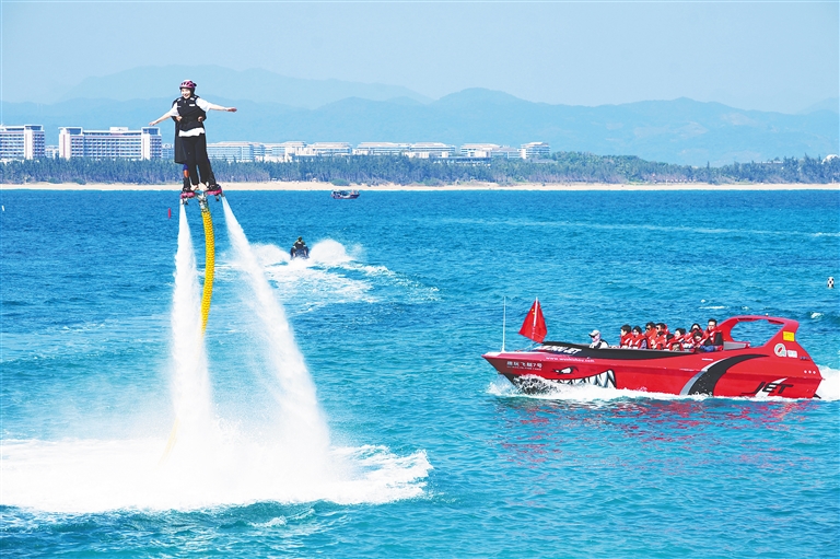 1月8日,三亚蜈支洲岛景区,游客正在体验水上运动项目。海南日报全媒体记者 王程龙 摄