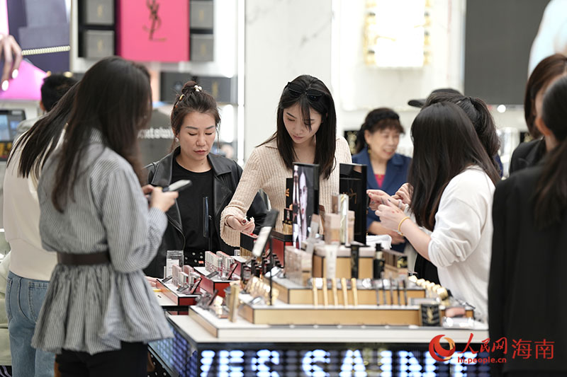 游客在海口國際免稅城選購免稅商品。人民網記者 符武平攝